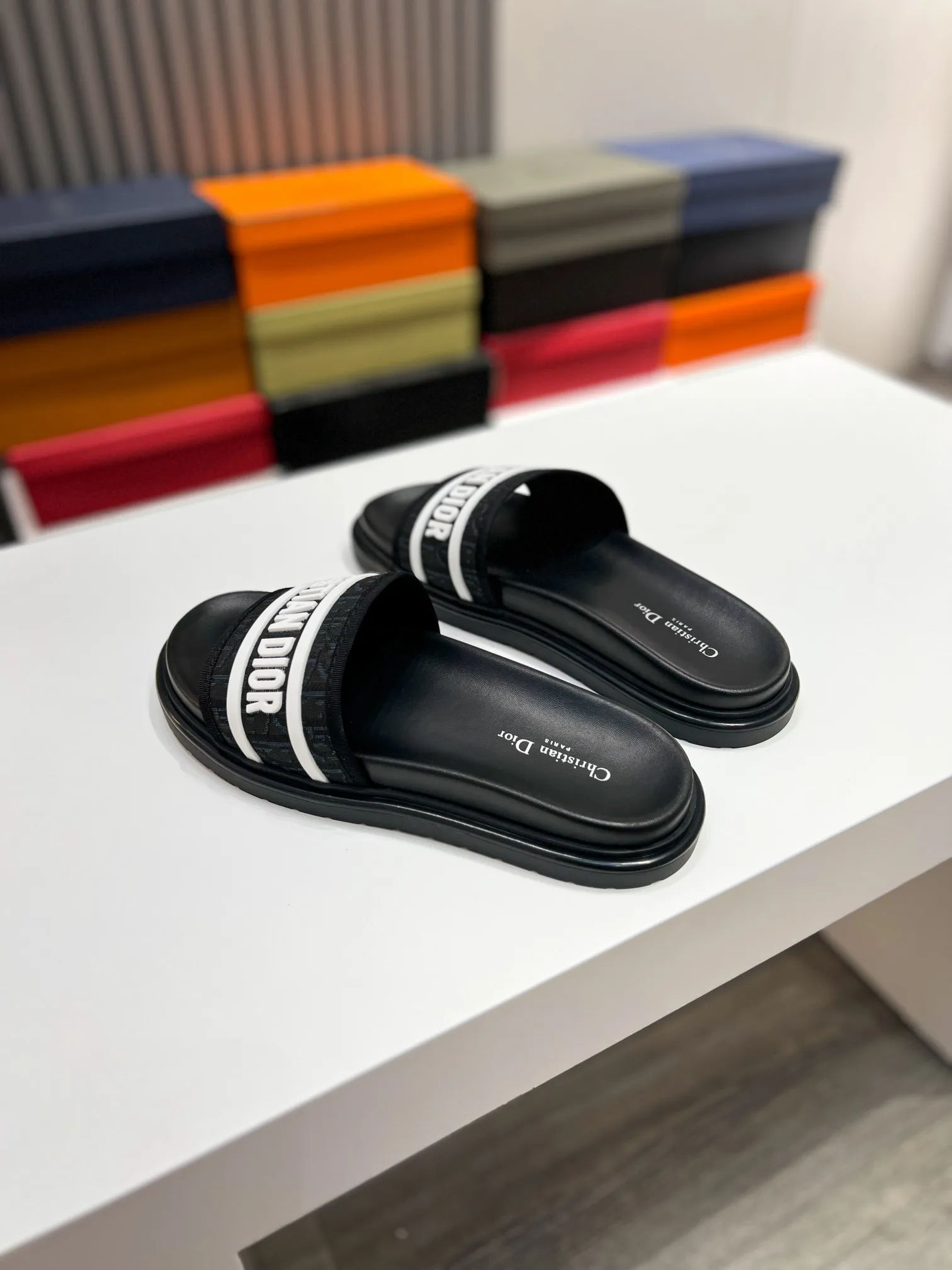Men's men's shoes💰340【DIOR】🐝🐝Top version. 2024ss Dior’s latest men’s slippers are a must-have. Dior Alias ​​Men's Genuine Leather Slippers This summer new Alias ​​sandal embodies a casual and elegant style. Carefully crafted from grained cow leather and Oblique printed fabric, with cowhide lining! Cross-strap design with metal-clad brass CD Diamond logo. The imported cowhide leather and rubber sole adds sophistication and comfort, while Oblique print-effect anti-slip panels add style. Size39-44 (customized at 38.45)
